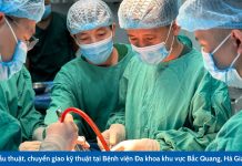 Các chuyên gia Bệnh viện Hữu nghị Việt Đức phẫu thuật, chuyển giao kỹ thuật tại Bệnh viện Đa khoa khu vực Bắc Quang, Hà Giang